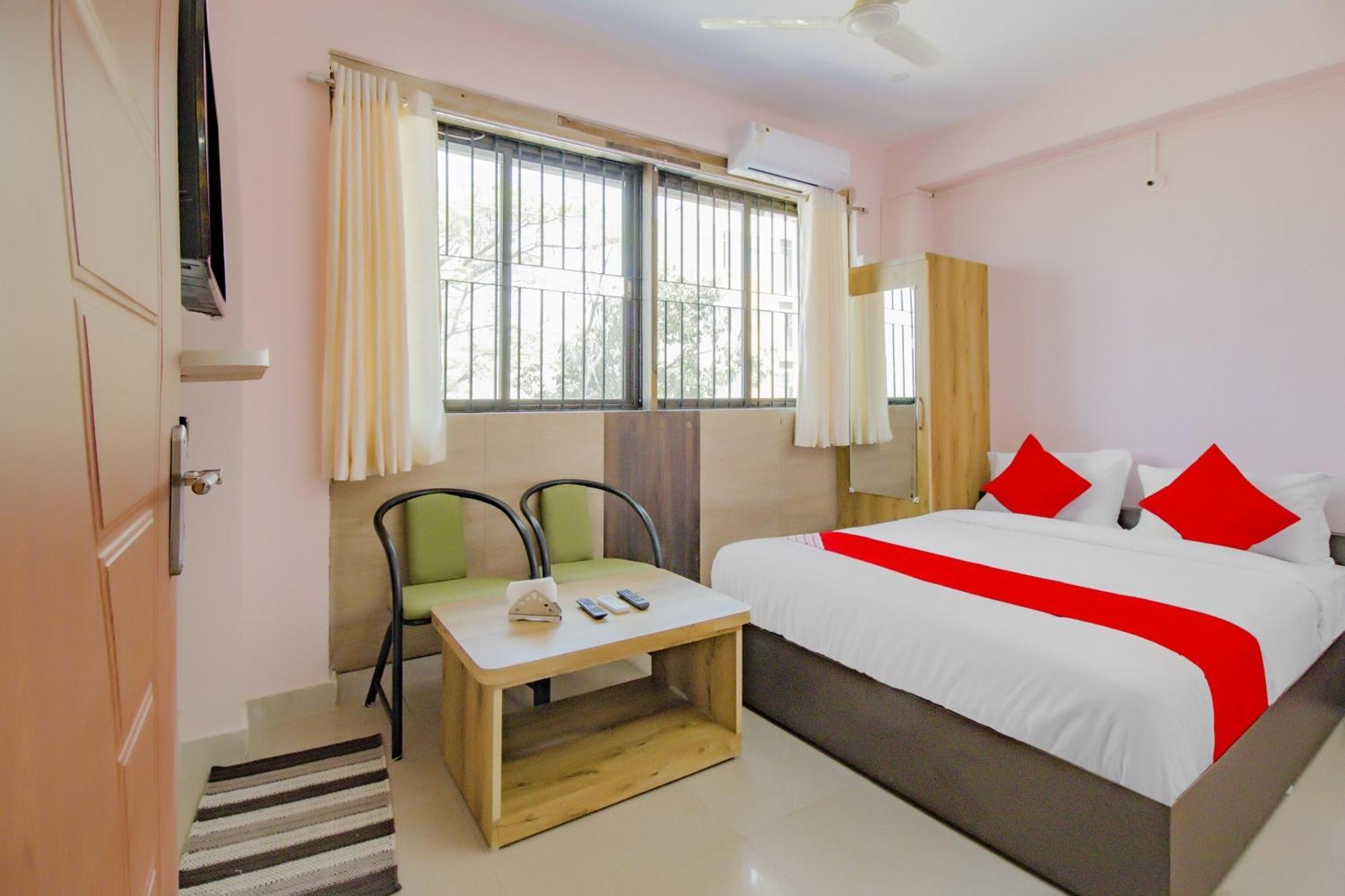 Oyo 79181 Sri Dhanalakshmi Boarding & Lodging Bengaluru Kültér fotó
